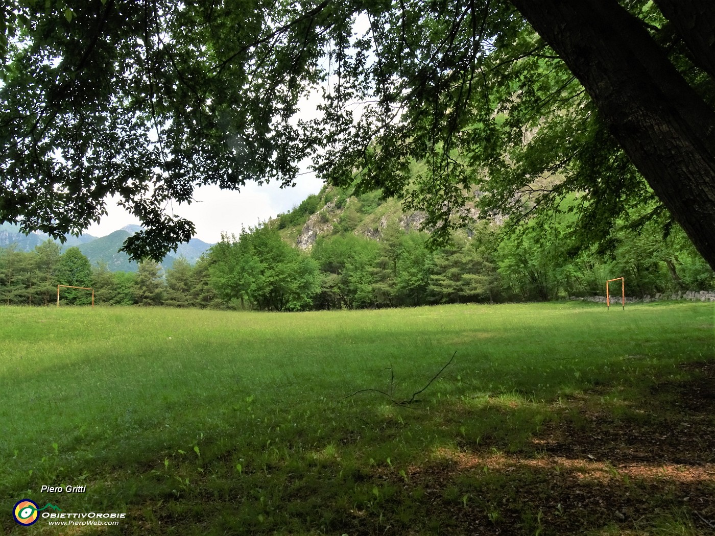 38 Campetto di calcio al 'Piano' con vista in Monte Zucco.JPG